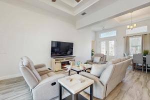 un soggiorno con due divani e una TV di Sea Clarity a Port Charlotte