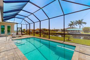 una piscina coperta con un grande soffitto in vetro di Sea Clarity a Port Charlotte