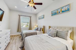 una camera da letto con due letti e un ventilatore a soffitto di Sea Clarity a Port Charlotte Altre 20 foto