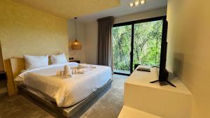 une chambre avec un lit et une grande fenêtre dans l'établissement Nook Tulum Luxury Condohotel by Marea, à Tulum 273 autres photos