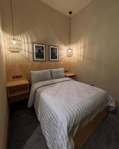 埃莫西约Kyoto Stay的一间卧室配有带2个床头柜和2盏灯的床