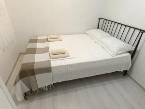 ein Bett mit einer schwarz-weißen Decke drauf in der Unterkunft KMOD Studio in Komrat