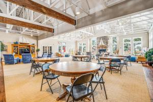 Χώρος καθιστικού στο Bayside Bethany Lakes --- 38339 N Mill Ln #99