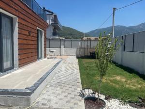 Un patio de una casa con una planta en el jardín. en Villa Gülce, en İncirköy