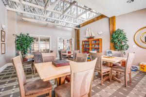 Χώρος καθιστικού στο Bayside Bethany Lakes --- 38339 N Mill Ln #99