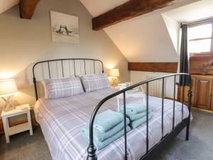 a bedroom with a bed and a window at Cyffdy Cottage - Aran in Bala