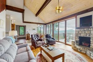 Una sala de estar con un sofá y una chimenea. en Skyleaf 404, en Sugar Mountain