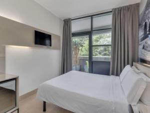 B&B Hotel Como Camerlata的电视和/或娱乐中心