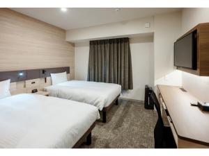 岡山市にあるSmile Hotel Okayama - Vacation STAY 60170vのベッド2台と薄型テレビ付きのホテルの部屋