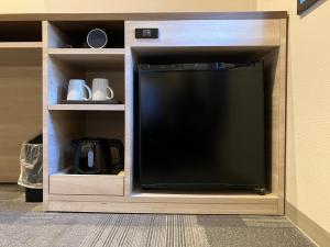 岡山市にあるSmile Hotel Okayama - Vacation STAY 60170vの木製エンターテイメントセンターの薄型テレビ