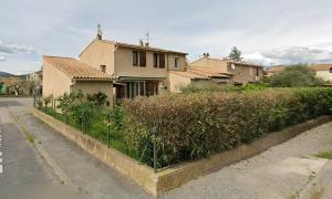 Το κτήριο όπου στεγάζεται  η παραθεριστική κατοικία