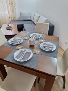 Posezení v ubytování Pine forest apartments + 33 fotografií