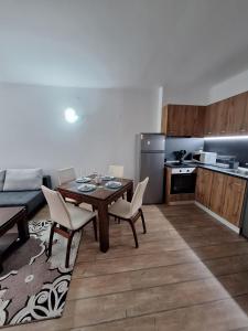 Kuchyň nebo kuchyňský kout v ubytování Pine forest apartments