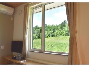 中富良野町にあるHotel Hanafuji Inn - Vacation STAY 82499vの緑地の景色を望む窓 +12枚の写真