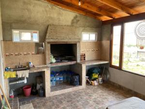 Una cocina con encimera y fregadero en una habitación. en Casa La Bustamante, en El Mollar
