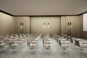 アンタルヤにあるMarriott Executive Apartments Antalyaの椅子とテーブル、スクリーン付きの部屋