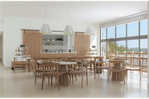 オペライカにあるElement Opelika Auburnの木製のテーブルと椅子のあるダイニングルーム