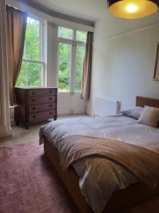 Ένα ή περισσότερα κρεβάτια σε δωμάτιο στο Quirky Central Bromley Apartment