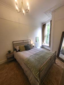 Ένα ή περισσότερα κρεβάτια σε δωμάτιο στο Quirky Central Bromley Apartment