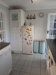 Gallery image of Airy coastal courtyard house in Parkstone