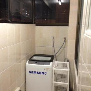 uma máquina de lavar roupa na casa de banho com uma janela em Departamento Amoblado Talca em Antofagasta