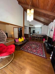 那須塩原市にあるNasu Aoki FABULOUS HOUSE - Vacation STAY 19555のリビングルーム(赤いソファ、ラグ付) +25枚の写真
