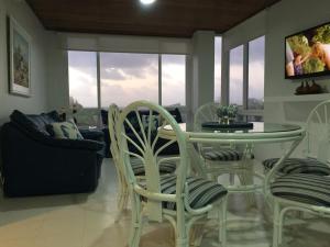 sala de estar con mesa, sillas y sofá en Ocean View San Andres Apartment, en San Andrés