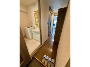 - un couloir avec une salle de bains pourvue d'un lavabo et d'un miroir dans l'établissement Tokan Nakanoshima Castel - Vacation STAY 19497, à Sapporo 21 autres photos