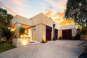 una casa blanca con una puesta de sol en el fondo en Art-Filled Luxury Escape - Roomy & Refined, en San Diego 47 fotos más