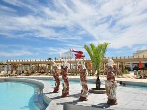 un complejo con una piscina con tres estatuas al lado en L'Acqua di Roma - Abad, en Caldas Novas