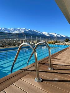 una piscina con vistas a las montañas cubiertas de nieve en LUUM by Norus, en Santiago
