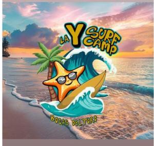 Una estrella de dibujos animados en la playa con un cartel de campamento de surf. en hostal Camping la ygriega, en Bocas Town