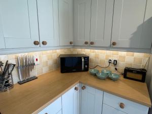 Dapur atau dapur kecil di Pretty Cotswold Cottage with garden near Bibury