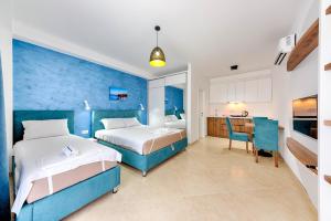 ein Hotelzimmer mit zwei Betten und einer Küche in der Unterkunft Lotos - apart 207 L1 in Dobra Voda
