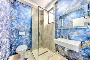 ein Badezimmer mit Toilette, Waschbecken und Dusche in der Unterkunft Lotos - apart 207 L1 in Dobra Voda