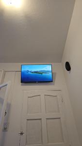 a flat screen tv on the ceiling of a room at Sonido de mar in Santa Teresita