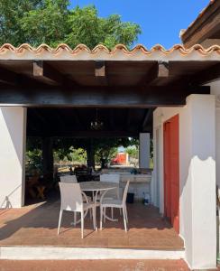 a patio with a table and chairs on it at Vendrisine lacco rosso 1436 in Casarano