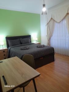 a bedroom with a bed and a table in it at Marcio's Home in Fernao Ferro