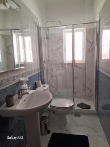 フェルナン・フェーロにあるMarcio's Homeのトイレ、洗面台、シャワー付きのバスルーム +16枚の写真