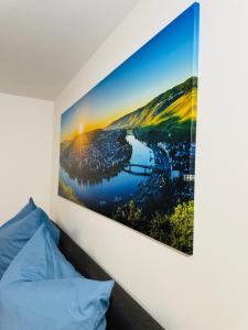 a picture hanging on a wall in a bedroom at Moselgold Apartment in Zeltingen-Rachtig