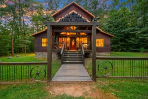 Κήπος έξω από το Rustic Family Getaway - Hot Tub, Pool Table, Pets, Near Attractions