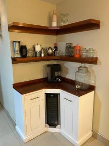 eine Küche mit einer Theke und einer Kaffeemaschine in der Unterkunft Departamento céntrico en Huaraz in Huaraz + 1 Foto