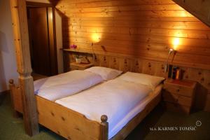 - une chambre avec un lit dans une pièce en bois dans l'établissement Gasthof Schluff, à Soprabolzano