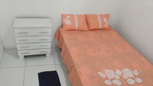 Giường trong phòng chung tại Descanso Perto do Mar