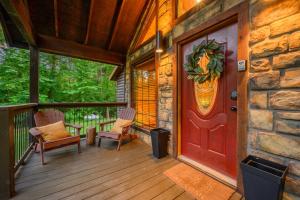 Μπαλκόνι ή βεράντα στο Rustic Family Getaway - Hot Tub, Pool Table, Pets, Near Attractions +43 φωτογραφίες
