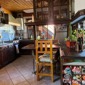 Kuchyň nebo kuchyňský kout v ubytování Hostal el Nogal Pucón