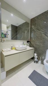 un baño con lavabo e inodoro en Dimer country 27, en Beylikduzu