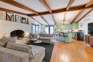 Η κουζίνα ή μικρή κουζίνα στο 909 & Vine Photo Worthy Home With Pool