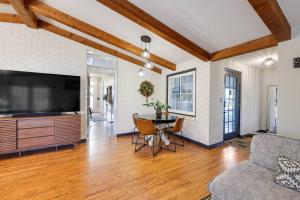 Μια τηλεόραση ή/και κέντρο ψυχαγωγίας στο 909 & Vine Photo Worthy Home With Pool