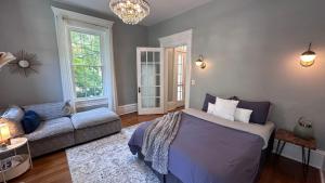 Ένα ή περισσότερα κρεβάτια σε δωμάτιο στο 909 & Vine Photo Worthy Home With Pool +48 φωτογραφίες